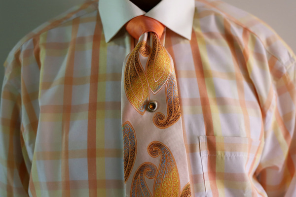 Elegancia añadida con corbatas y pasadores de corbata